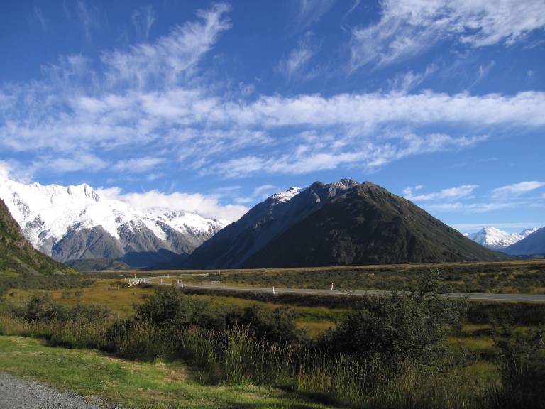 1561- Strasse endet nach wenigen Kilometern im Cook Village (li. Hooker Valley. re. Tasman Valley).JPG
